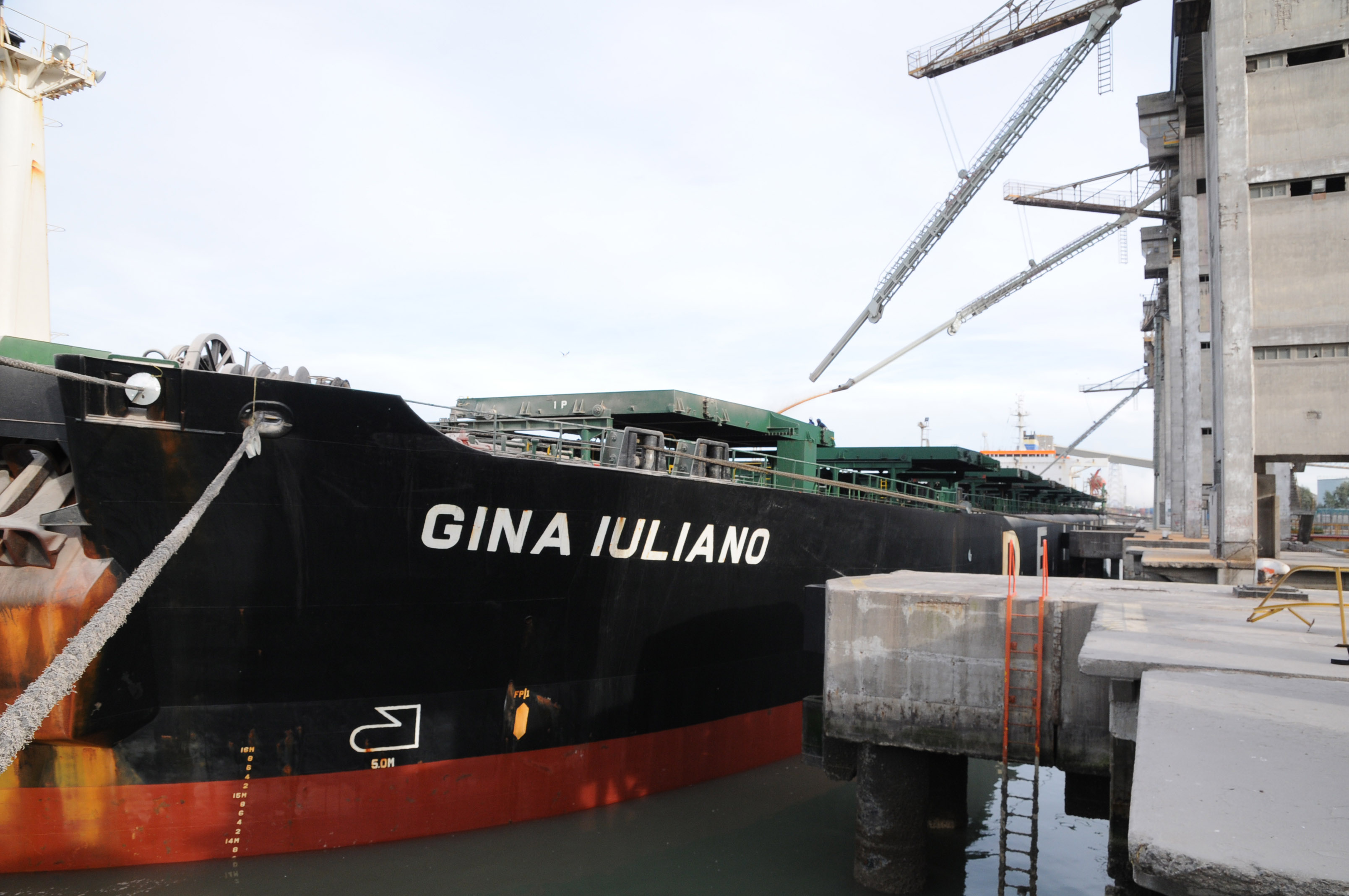 buque gina iuliano en Bahía Blanca